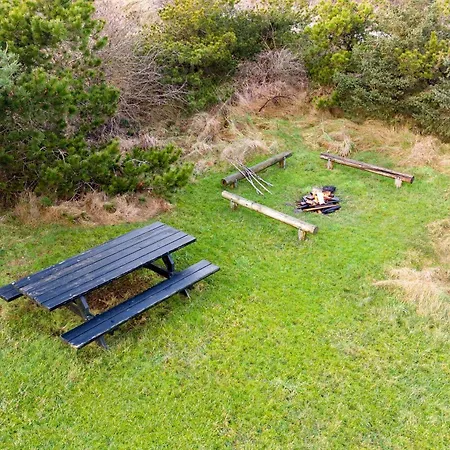 Дом отдыха Large, Well-maintained Near Sondervig, With Activity Room, 6-person Outdoor Hot Tub And Sauna, Ринкёбинг