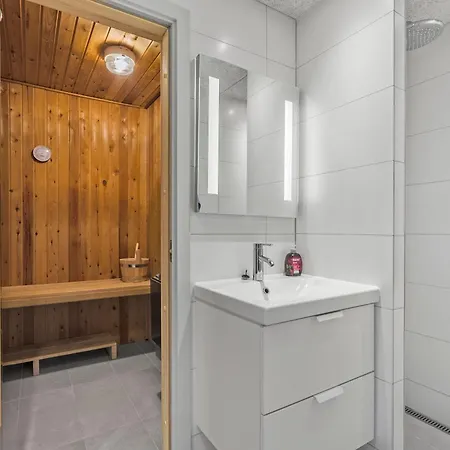 Large, Well-maintained Near Sondervig, With Activity Room, 6-person Outdoor Hot Tub And Sauna,