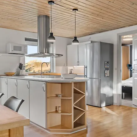 Large, Well-maintained Near Sondervig, With Activity Room, 6-person Outdoor Hot Tub And Sauna, Дом отдыха Ринкёбинг