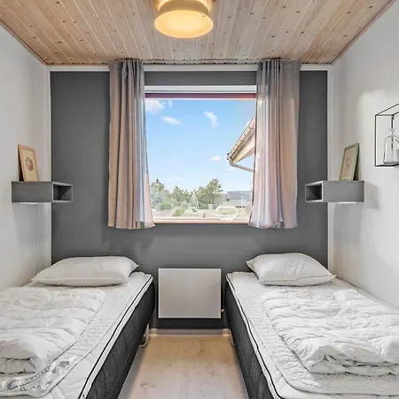 Дом отдыха Large, Well-maintained Near Sondervig, With Activity Room, 6-person Outdoor Hot Tub And Sauna, Ринкёбинг