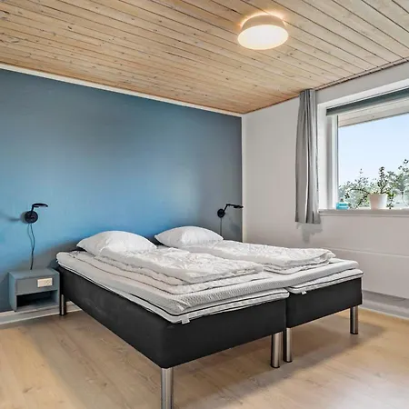 Large, Well-maintained Near Sondervig, With Activity Room, 6-person Outdoor Hot Tub And Sauna,