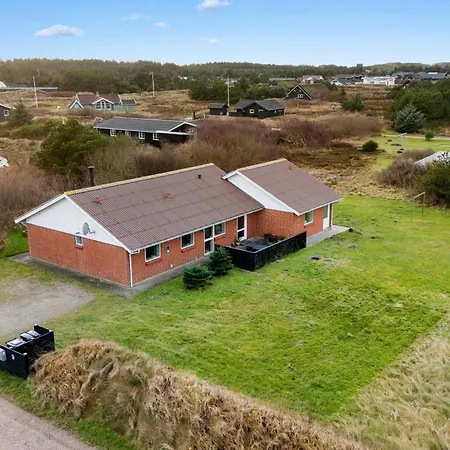 Large, Well-maintained Near Sondervig, With Activity Room, 6-person Outdoor Hot Tub And Sauna, Дом отдыха