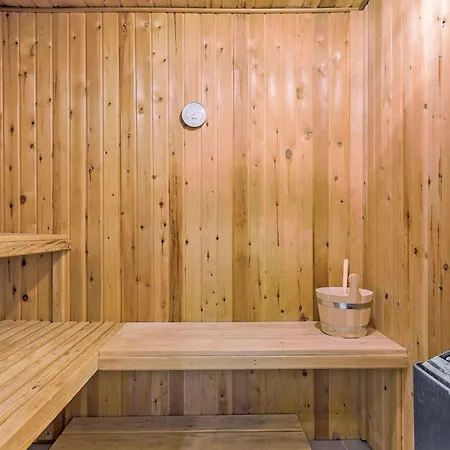 Дом отдыха Large, Well-maintained Near Sondervig, With Activity Room, 6-person Outdoor Hot Tub And Sauna,