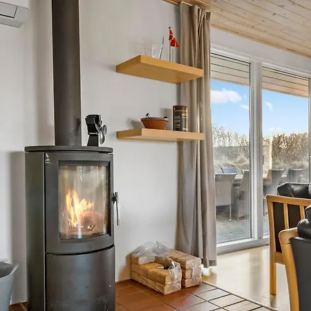 Дом отдыха Large, Well-maintained Near Sondervig, With Activity Room, 6-person Outdoor Hot Tub And Sauna,