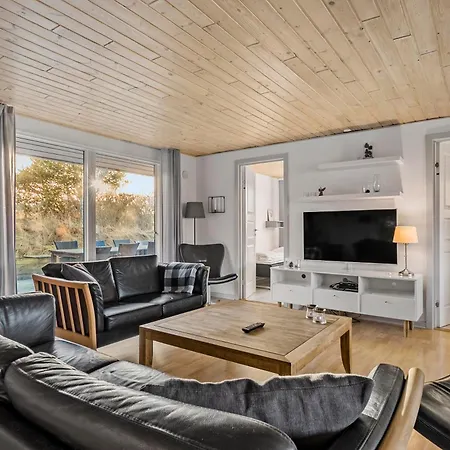 Дом отдыха Large, Well-maintained Near Sondervig, With Activity Room, 6-person Outdoor Hot Tub And Sauna, *