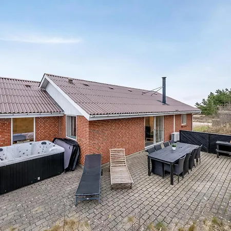 Large, Well-maintained Near Sondervig, With Activity Room, 6-person Outdoor Hot Tub And Sauna *