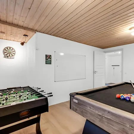 Large, Well-maintained Near Sondervig, With Activity Room, 6-person Outdoor Hot Tub And Sauna Feriehus *