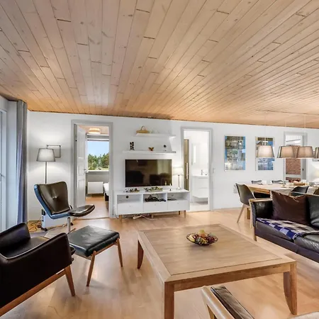 펜션 Large, Well-maintained Near Sondervig, With Activity Room, 6-person Outdoor Hot Tub And Sauna *