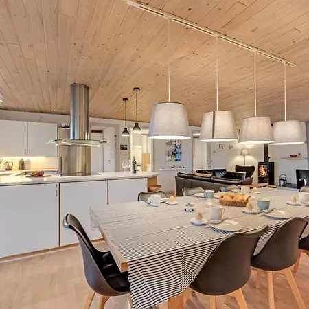 Large, Well-maintained Near Sondervig, With Activity Room, 6-person Outdoor Hot Tub And Sauna * Ringkøbing