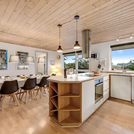 Large, Well-maintained Near Sondervig, With Activity Room, 6-person Outdoor Hot Tub And Sauna