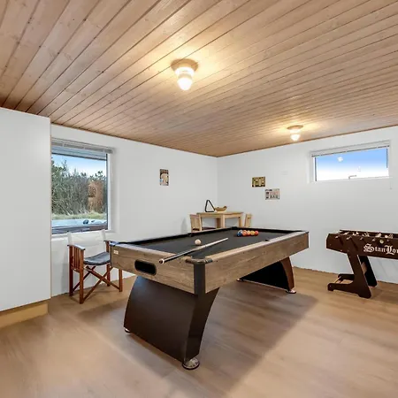 Large, Well-maintained Near Sondervig, With Activity Room, 6-person Outdoor Hot Tub And Sauna * Ringkøbing