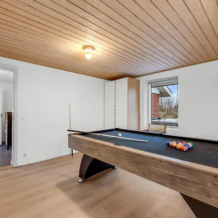 Large, Well-maintained Near Sondervig, With Activity Room, 6-person Outdoor Hot Tub And Sauna Ringkøbing