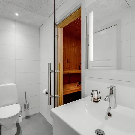 Сasa de vacaciones Large, Well-maintained Near Sondervig, With Activity Room, 6-person Outdoor Hot Tub And Sauna