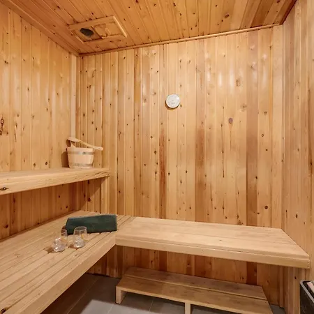 Large, Well-maintained Near Sondervig, With Activity Room, 6-person Outdoor Hot Tub And Sauna *