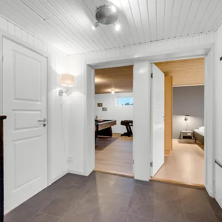 Large, Well-maintained Near Sondervig, With Activity Room, 6-person Outdoor Hot Tub And Sauna Сasa de vacaciones