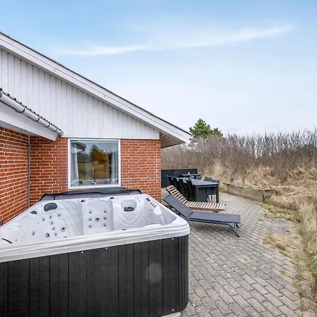Сasa de vacaciones Large, Well-maintained Near Sondervig, With Activity Room, 6-person Outdoor Hot Tub And Sauna