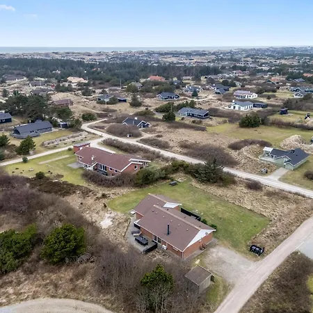 Large, Well-maintained Near Sondervig, With Activity Room, 6-person Outdoor Hot Tub And Sauna 링쾨빙