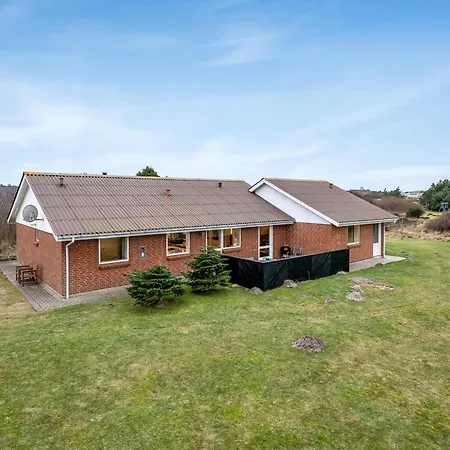 Large, Well-maintained Near Sondervig, With Activity Room, 6-person Outdoor Hot Tub And Sauna Сasa de vacaciones