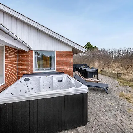 Сasa de vacaciones Large, Well-maintained Near Sondervig, With Activity Room, 6-person Outdoor Hot Tub And Sauna Ringkøbing