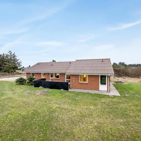 Large, Well-maintained Near Sondervig, With Activity Room, 6-person Outdoor Hot Tub And Sauna