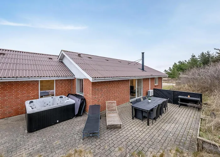 Large, Well-maintained Near Sondervig, With Activity Room, 6-person Outdoor Hot Tub And Sauna *