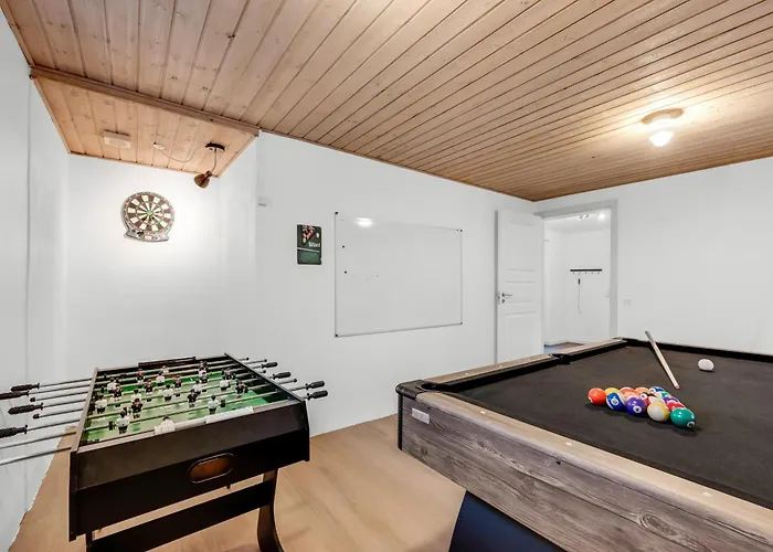 Large, Well-maintained Near Sondervig, With Activity Room, 6-person Outdoor Hot Tub And Sauna Semesterbostad *