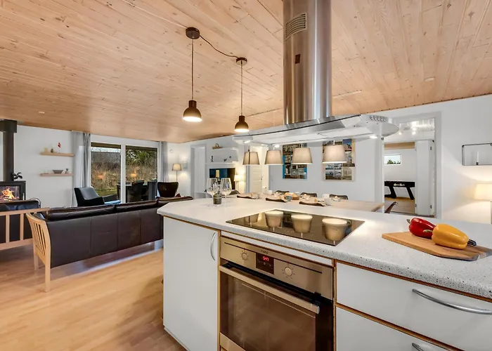 Large, Well-maintained Near Sondervig, With Activity Room, 6-person Outdoor Hot Tub And Sauna