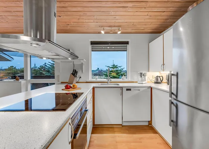 Large, Well-maintained Near Sondervig, With Activity Room, 6-person Outdoor Hot Tub And Sauna Semesterbostad