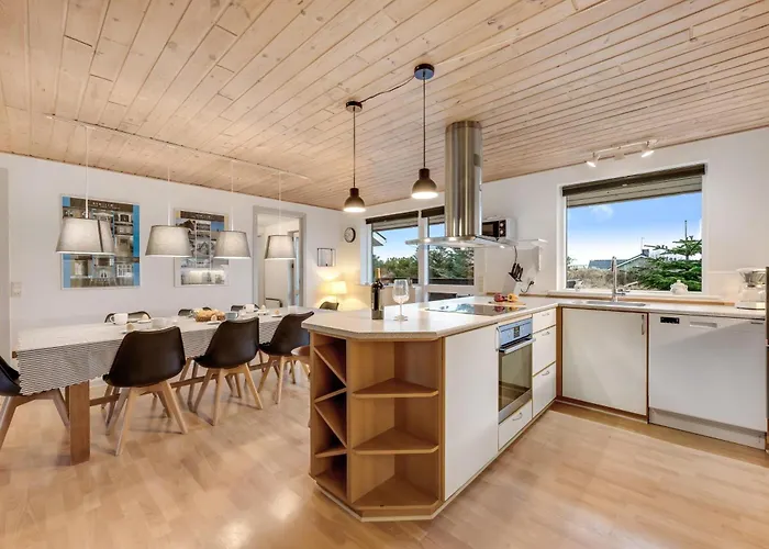 Large, Well-maintained Near Sondervig, With Activity Room, 6-person Outdoor Hot Tub And Sauna