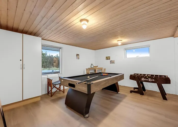 Large, Well-maintained Near Sondervig, With Activity Room, 6-person Outdoor Hot Tub And Sauna * Ringkøbing