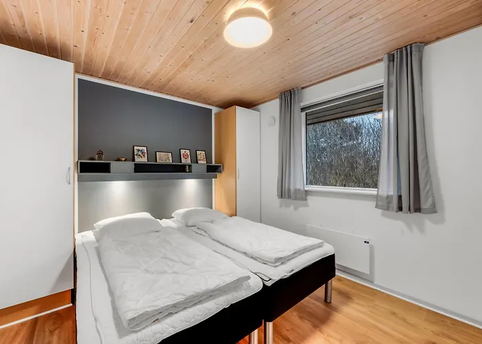 Large, Well-maintained Near Sondervig, With Activity Room, 6-person Outdoor Hot Tub And Sauna