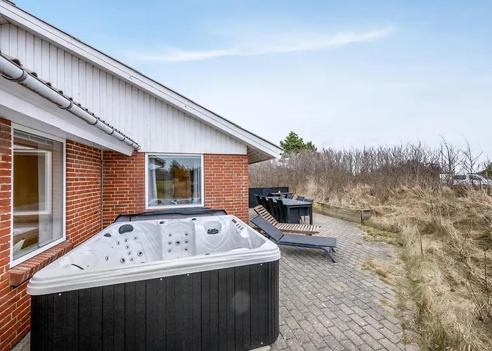 Semesterbostad Large, Well-maintained Near Sondervig, With Activity Room, 6-person Outdoor Hot Tub And Sauna