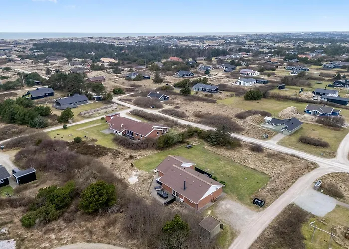 Large, Well-maintained Near Sondervig, With Activity Room, 6-person Outdoor Hot Tub And Sauna Ringkøbing