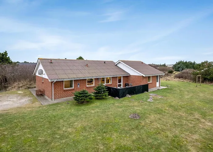 Large, Well-maintained Near Sondervig, With Activity Room, 6-person Outdoor Hot Tub And Sauna Semesterbostad