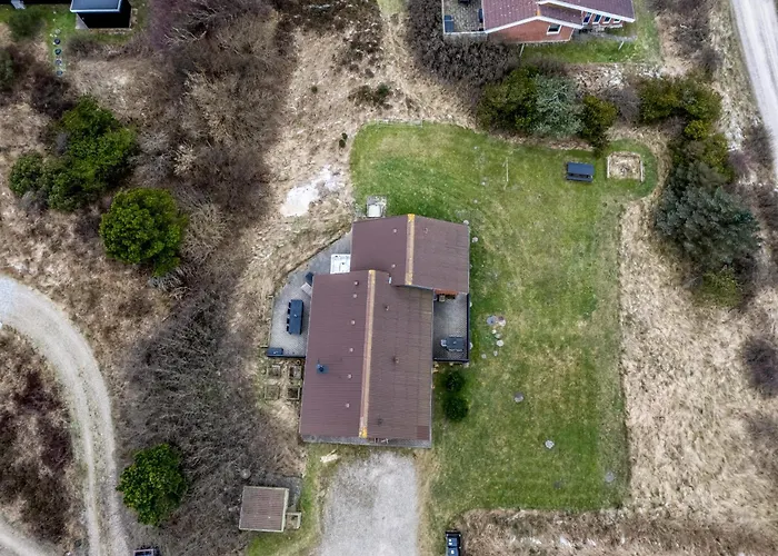 Large, Well-maintained Near Sondervig, With Activity Room, 6-person Outdoor Hot Tub And Sauna Ringkøbing